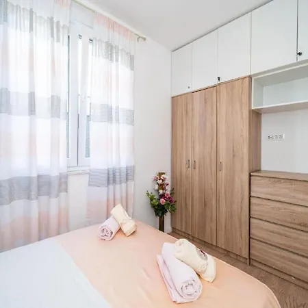 아파트 Anka - One Bedroom With Terrace