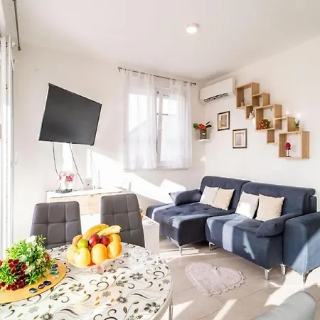 Anka - One Bedroom With Terrace דירה *